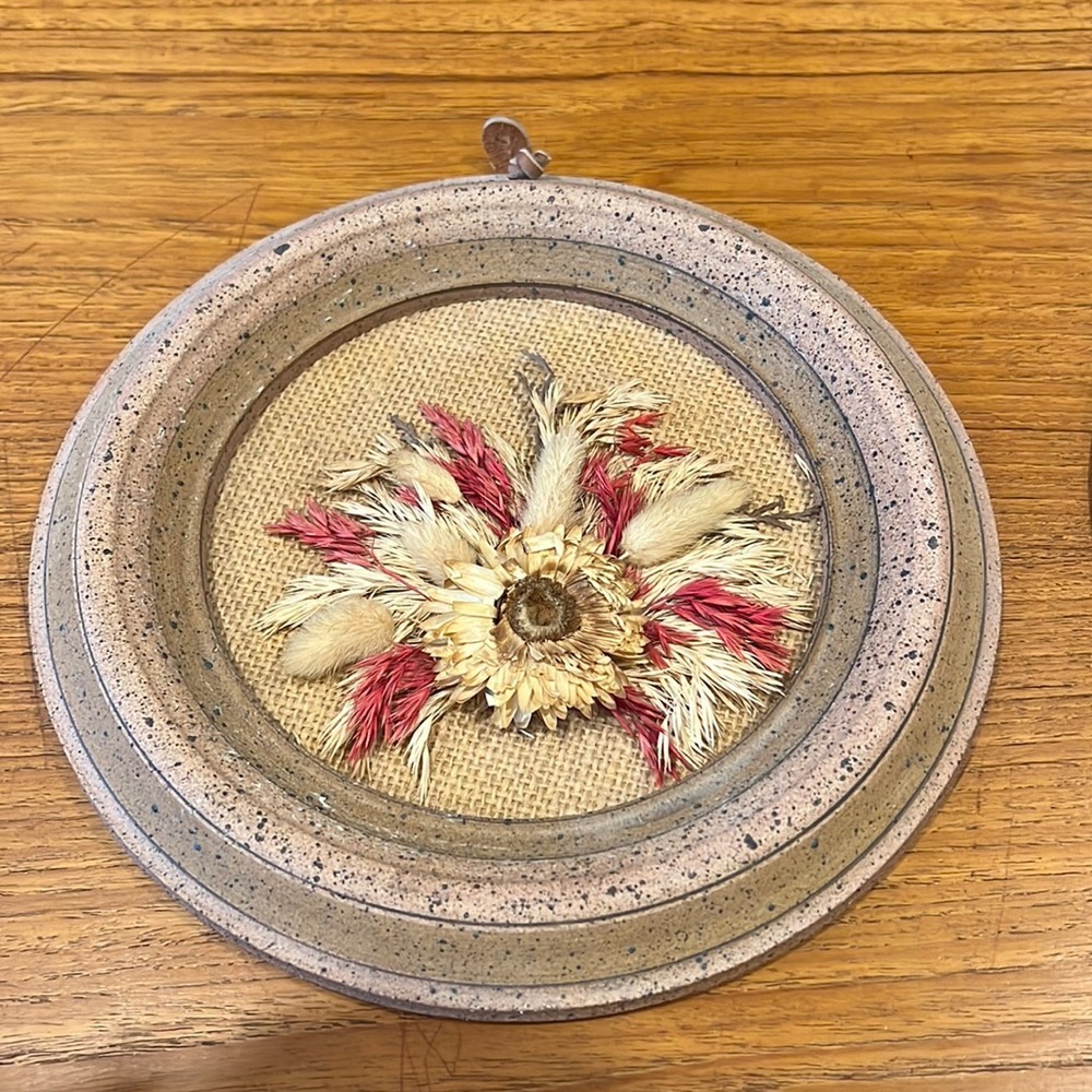 Wall hanging, handmade, pottery, ceramic plaque w/dry flower arrangement burlap - Picture 4 of 10